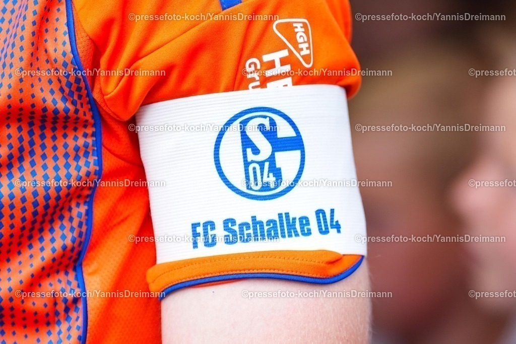 xYDR20072501050 | 20.07.2025, xydrx, Fußball, Rot Weiss Ahlen - FC Schalke 04, Testspiel, Wersestadion: Detailaufnahme Kapitänsbinde FC Schalke 04, feature,