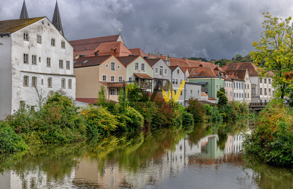 Wundervoll spiegelt sich Eichstätt herbstlich in der Altmühl | Das Bild zeigt eine Ansicht der Altstadt von Eichstätt in Bayern. Die Stadt liegt an der Altmühl, die sich durch die Landschaft schlängelt. Eichstätt ist bekannt für sein durchgängiges barockes Stadtbild. Die Stadt ist ein Juwel im Naturpark Altmühltal.  - Realisiert mit Pictrs.com