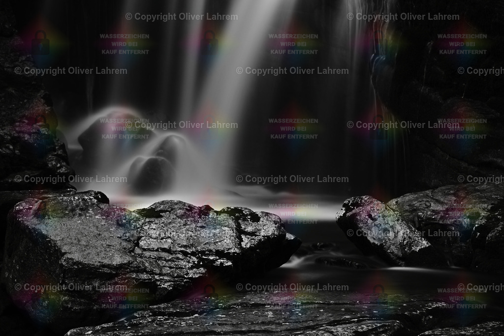 Wasserfall Monochromie | Die Kuhflucht Wasserfälle bei Farchant sind zu jeder Zeit ein Besuch wert. Im Monochrome Graphit Stil und mit einem Teleobjektiv fotografiert.