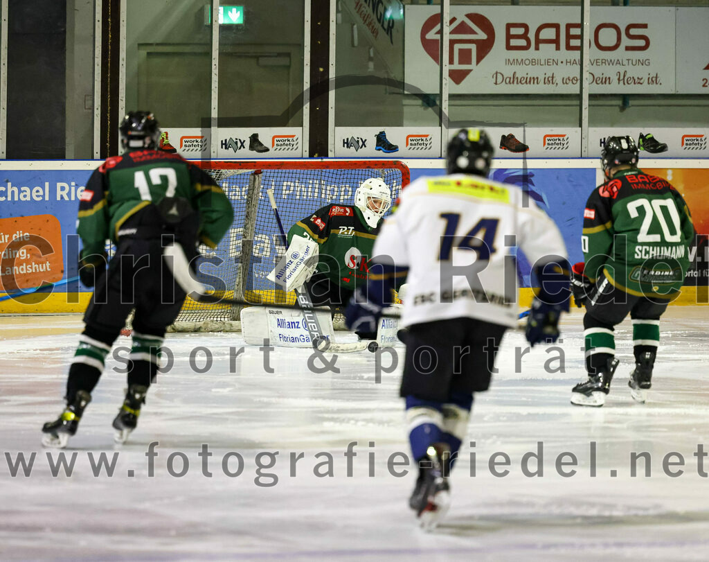2022-11-26_018_TSV_Erding_gegen_ESC_Geretsried | Erding, Deutschland, 26.11.2022:
Eishockey, Bayernliga U20 2022 / 2023, xx. Spieltag, TSV Erding gegen ESC Geretsried, Endergebnis: 5:3

Torwart Nico Wimmer (Erding Gladiators, #30), Samuel Schurz (ESC Geretsried, #14), Jannik Schumann (Erding Gladiators, #20)

Foto: Christian Riedel / fotografie-riedel.net