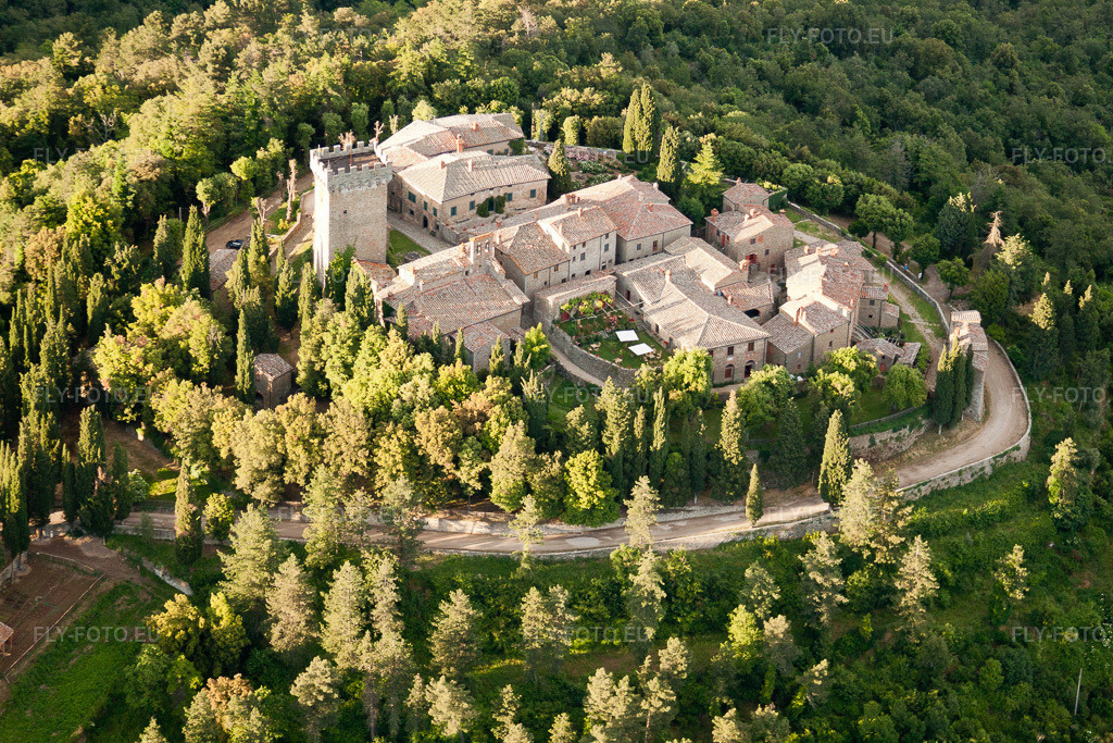 Vue aérienne: Vue de la ville à Palazzuolo dans le département Toscane, Italie. Photo: IMG_28554.jpg prise le 03/06/2010 par Werner Riehm/FLY-FOTO.eu – Résolution de l'original: 4032 x 2688 px