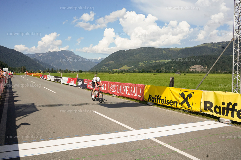939_20230817_Bewerb_Maenner_Muehlanger | AUT - OESTERREICH, 2023-08-16: SPORT RENNRAD-FAHREN - 55. INTERNATIONALER RADWELTPOKAL IN ST. JOHANN IN TIROL  - Vintage-Radrennen mit WM-Bronze-Medaillen-Siegerin Christina Schweinberger, den Teilnehmer und Alexander Baumann (vom Orginastions-Team) - TAG 2 BEWERB MAENNER IN SECHS GRUPPEN  ; Foto: Roland Muehlanger