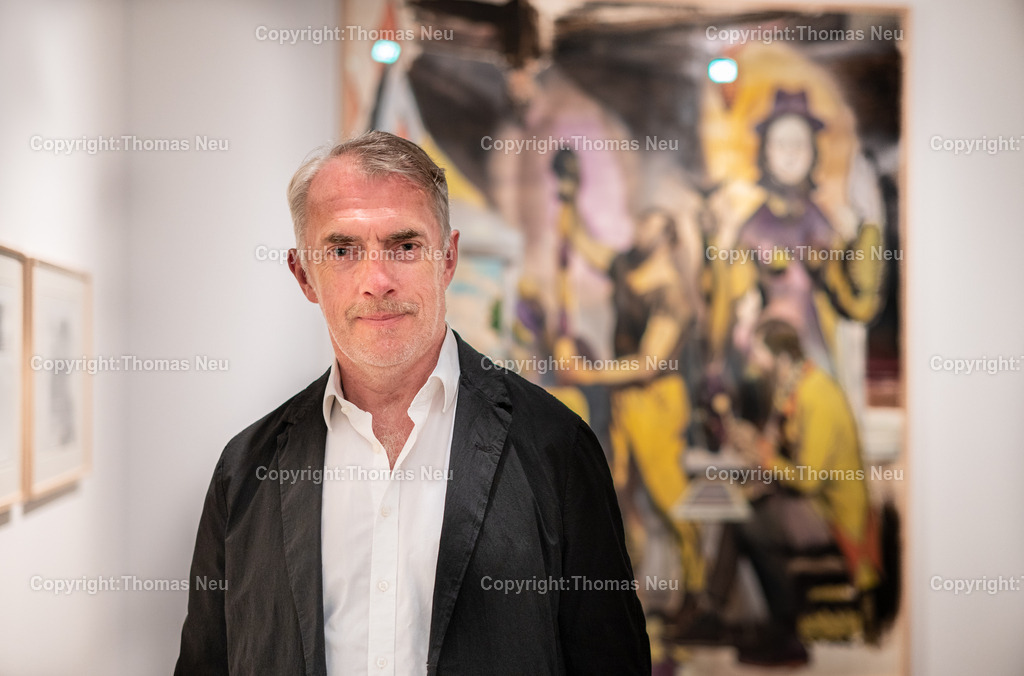Neo-rauch-Ausstellung-museum-bensheim-art-2024002_Fotografie_Thomas_Neu | Der international renommierte Künstler Neo Rauch steht vor ausgewählten Werken seiner Ausstellung „Im Papiergrund“ im Museum Bensheim. Das Porträt zeigt ihn im direkten Dialog mit seiner Kunst und vermittelt einen authentischen Eindruck der Ausstellungssituation. Die Verbindung von Künstler und Werk macht die besondere Atmosphäre der Präsentation zeitgenössischer Malerei spürbar und gibt einen persönlichen Einblick in das Schaffen eines der bedeutendsten deutschen Künstler der Gegenwart.
internationally acclaimed artist Neo Rauch stands in front of selected works from his exhibition “Im Papiergrund” at the Museum Bensheim, Germany. The portrait captures him in direct dialogue with his art, conveying the authentic atmosphere of the exhibition. This image offers a personal insight into the work of one of the most important contemporary German painters.

Bild/Photograph: Thomas Neu 
www.thomasneu.de