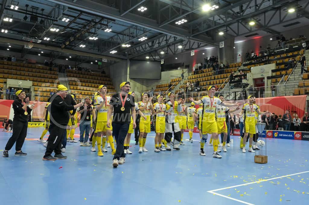Zug United vs HC Rychenberg - 22. February 2025 | Zug United vs HC RychenbergSporthalle Wankdorf, BernDie HCR-Team mit dem Pokal.Bild: Sportfotografie Markus Aeschimann | www.markus-aeschimann.ch - Realisiert mit Pictrs.com