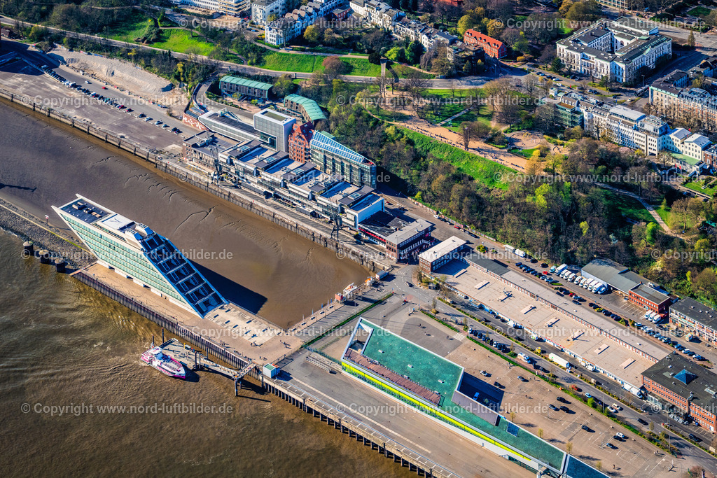 Hamburg_Dockland_ELS_4814060425 | HAMBURG 06.04.2025 Bürogebäude des Verwaltungs- und Geschäftshauses Dockland mit Aussichtspunkt und mit Fährschiff in Hamburg, Deutschland. // Office building Dockland in Hamburg, Germany. Foto: Martin Elsen