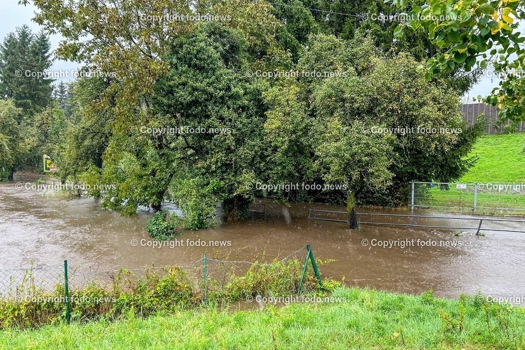 Linz_ Urfahr_ Hochwasser_ 14.09.2024-15 | 14.09.2024, Linz, AUT, Urfahr, Hochwasser, im Bild in Linz Urfahr ist der Diesenleitenbach ueber die Ufer getreten  - die Linzer Strasse ist gesperrt, Regen, Regenfaelle, Starkregen, Tropfen, Wasser