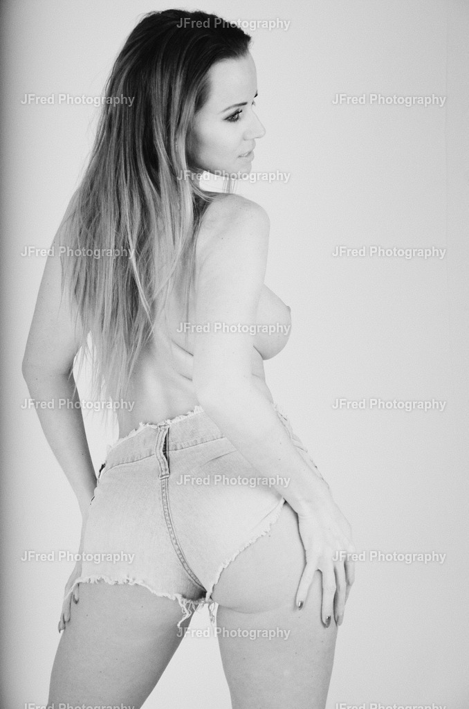 Marketa im Studio | Sexy Hot Pants - Realisiert mit Pictrs.com