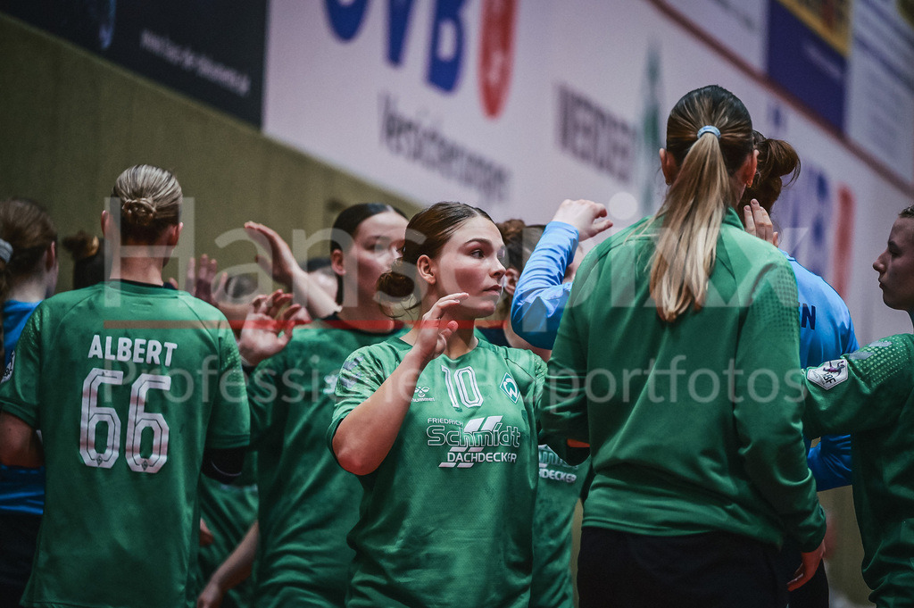 Handball, 2. Bundesliga Frauen, SV Werder Bremen - TuS Lintfort | v.li.: Madita Probst (SV Werder Bremen, 10) und Spielerinnen des SV Werder Bremen klatschen sich ab