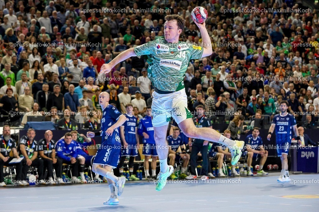 xSSCx18042601030 | 18.04.2026, xsscx, Handball, DHB-Pokal Lidl Final4, TBV Lemgo-Lippe - Füchse Berlin, Saison 2025 / 2026 Herren, Lanxess Arena: Hakun West av Teigum (Füchse Berlin #34) beim Wurf Photo: xSandraxScherningxPressefotoKochx