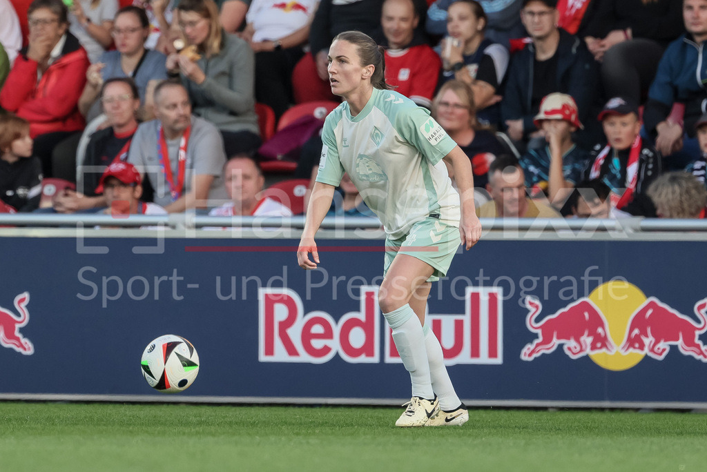 Fussball, Google Pixel Frauen-Bundesliga, RB Leipzig - SV Werder Bremen | v.li.: Michaela Brandenburg (SV Werder Bremen, 14) am Ball, Freisteller, Einzelbild, Ganzkörper, Aktion, Action, Spielszene, DIE DFB-RICHTLINIEN UNTERSAGEN JEGLICHE NUTZUNG VON FOTOS ALS SEQUENZBILDER UND/ODER VIDEOÄHNLICHE FOTOSTRECKEN. DFB REGULATIONS PROHIBIT ANY USE OF PHOTOGRAPHS AS IMAGE SEQUENCES AND/OR QUASI-VIDEO.
