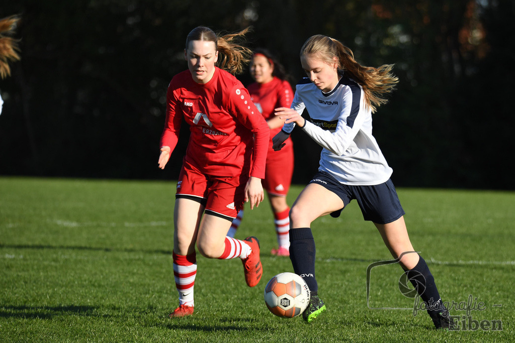 SV Eintracht Wildenloh-JSG friEdA | B-Juniorinnen Bezirksliga Staffel A; SV Eintracht Wildenloh (weiß)-JSG FriEdA (rot) am 19.04.2023; in Wildenloh (A-Platz), Photo: Philip Eiben 2023 - Realisiert mit Pictrs.com