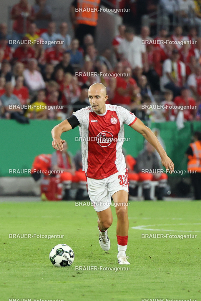 Rot-Weiss Essen - Borussia Dortmund | Essen, Deutschland, 18.08.2025Tobias Kraulich  (Rot-Weiss Essen) Einzelaktionwährend des DFB Pokal Spiels zwischen Rot-Weiss Essen- Borussia Dortmund im Stadion an der Hafenstraße am 18.08.2025 in Essen. (Foto von Timo Bluhmki-Schmidt/Brauer Fotoagentur