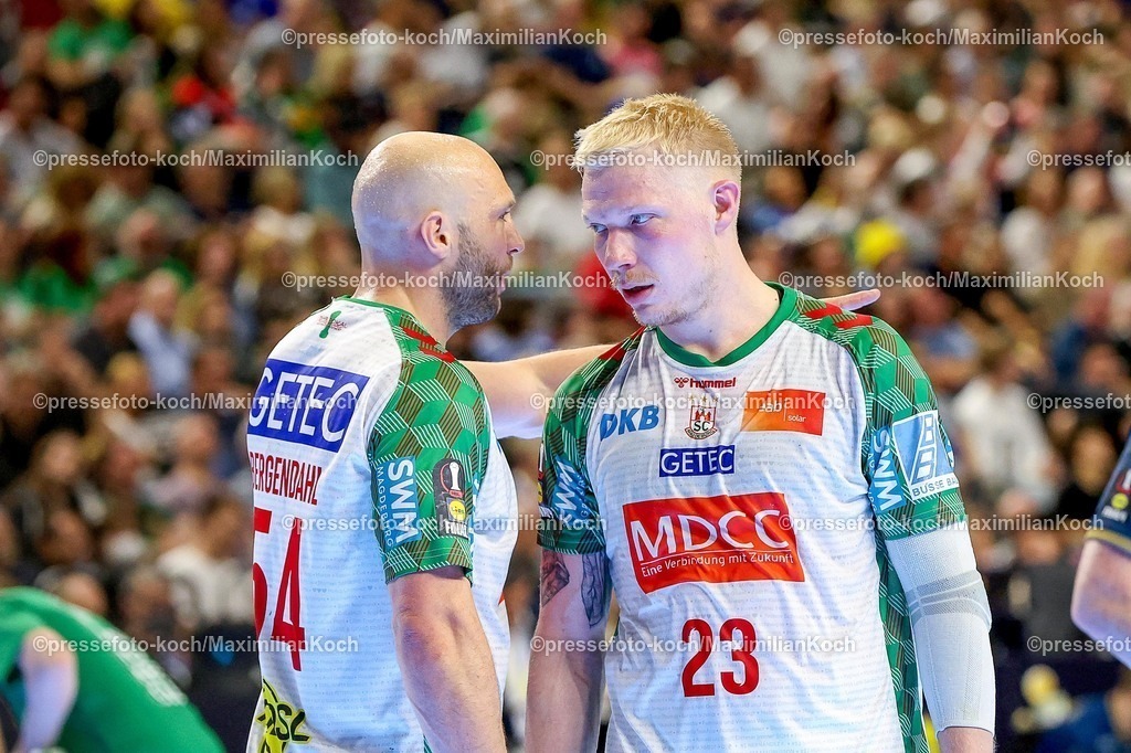 xSSCx18042602044 | 18.04.2026, xsscx, Handball, DHB-Pokal Lidl Final4, Halbfinale, Bergischer HC - SC Magdeburg, Saison 2025 / 2026 Herren, Lanxess Arena, Köln: Oscar Bergendahl (SC Magdeburg #54) bespricht sich mit Magnus Saugstrup (SC Magdeburg #23) Photo: xSandraxScherningxPressefotoKochx