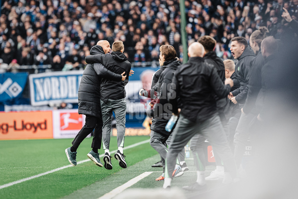 Fußball | Männer | Saison 2025/2026 | 1. Fußball-Bundesliga | 8. Spieltag | Hamburger SV vs. VfL Wolfsburg | 25.10.2025 | Trainer Paul Simonis (VfL Wolfsburg) feiert jubelt nach dem ersten Tor mit der Bank