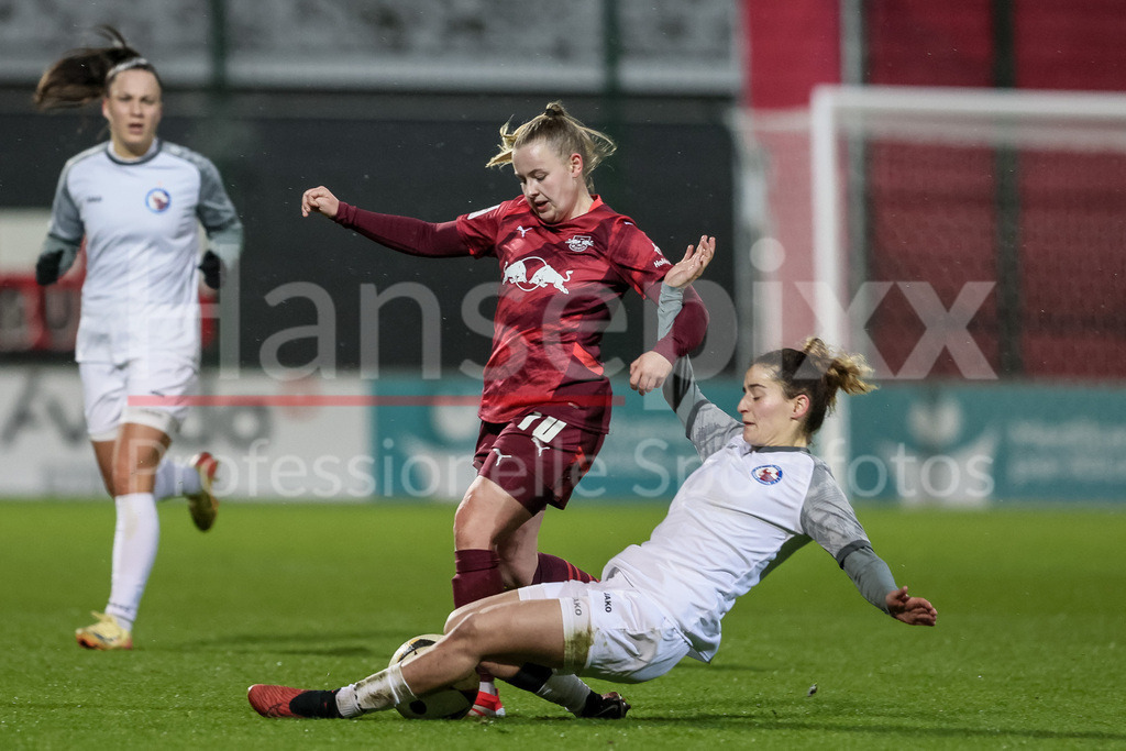 Fussball, Google Pixel Frauen-Bundesliga, RB Leipzig - 1. FFC Turbine Potsdam | v.li.: Vanessa Fudalla (RB Leipzig, 10) und Caroline Krawczyk (1. FFC Turbine Potsdam, 24) im Zweikampf, Duell, Dynamik, Aktion, Action, Spielszene, DIE DFB-RICHTLINIEN UNTERSAGEN JEGLICHE NUTZUNG VON FOTOS ALS SEQUENZBILDER UND/ODER VIDEOÄHNLICHE FOTOSTRECKEN. DFB REGULATIONS PROHIBIT ANY USE OF PHOTOGRAPHS AS IMAGE SEQUENCES AND/OR QUASI-VIDEO.