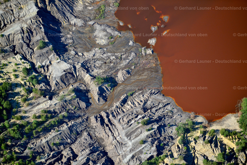 3637123 | SCHIPKAU 25.08.2016 Bunte Wasseroberfläche und Wasserverfärbungen in Tagebau Abraum- und Restflächen durch schwefelsaure Verbindungen und oxidierte Eisenverbindungen  Durch aufsteigendes Grundwasser lösen sich diese und führen zur Versauerung und Verockerung des Wassers. in Schipkau im Bundesland Brandenburg, Deutschland // Colorful water surface and water discoloration in open-cast mining, overburden and residual areas due to sulfuric acid compounds and oxidized iron compounds  These are dissolved by rising groundwater and lead to acidification and clogging of the water. in Schipkau in the state Brandenburg, Germany Foto: Gerhard Launer