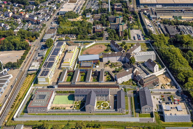 Bochum240816469 | Luftbild, JVA Justizvollzugsanstalt Bochum, Gefängnis, hinten Deutsche Telekom TI Niederlassung Bochum, Grumme, Bochum, Ruhrgebiet, Nordrhein-Westfalen, Deutschland