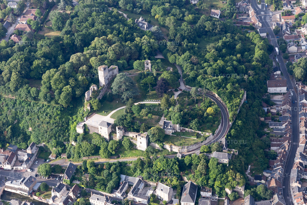 Vue aérienne: Vue de la ville à Vendôme dans le département Loir et Cher, France – .Photo: IMG_101105.jpg prise le 24/06/2017 par Werner Riehm/FLY-FOTO.eu – Résolution de l'original: 5472 x 3648 px