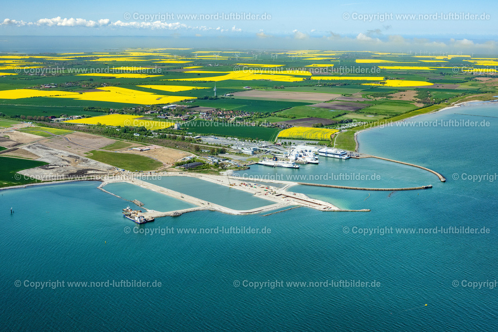 Fehmarn_Fährhafen_Puttgarden_Baustelle_Tunnelbau_ELS_4845150522 | FEHMARN 15.05.2022 Hafenanlagen des Fährhafens und Baustelle des Baus des Fehmarnbelt-Tunnels in Puttgarden auf Fehmarn im Bundesland Schleswig-Holstein, Deutschland. Weiterführende Informationen bei: DB Netz AG,  Deutsche Bahn AG,  Femern A/S,  Landesbetrieb für Küstenschutz, Nationalpark und Meeresschutz Schleswig-Holstein (LKN.SH). // Port facilities of the ferry port and construction site for the construction of the Fehmarnbelt Tunnel in Puttgarden on Fehmarn in the state Schleswig-Holstein, Germany. Further information at: DB Netz AG,  Deutsche Bahn AG,  Femern A/S,  Landesbetrieb fuer Kuestenschutz, Nationalpark und Meeresschutz Schleswig-Holstein (LKN.SH). Foto: Martin Elsen