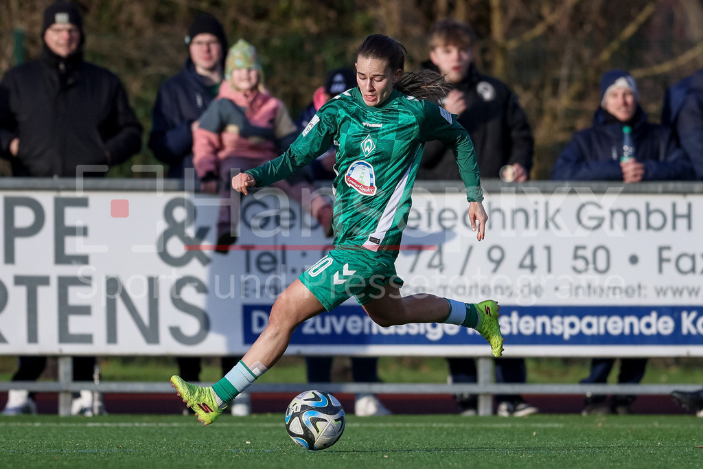 Fussball, Testspiel Frauen, DSC Arminia Bielefeld - SV Werder Bremen | v.li.: Tuana Mahmoud (SV Werder Bremen, 10) am Ball, Freisteller, Einzelbild, Ganzkörper, Aktion, Action, Spielszene
