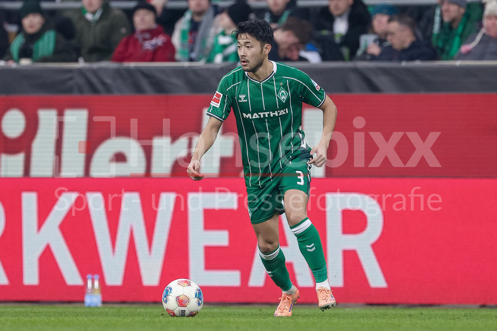 Fussball, Bundesliga, SV Werder Bremen - 1. FC Köln | Yukinari Sugawara (SV Werder Bremen, 3) am Ball, Freisteller, Einzelbild, Ganzkörper, Aktion, Action, Spielszene, DIE DFL-RICHTLINIEN UNTERSAGEN JEGLICHE NUTZUNG VON FOTOS ALS SEQUENZBILDER UND/ODER VIDEOÄHNLICHE FOTOSTRECKEN. DFL REGULATIONS PROHIBIT ANY USE OF PHOTOGRAPHS AS IMAGE SEQUENCES AND/OR QUASI-VIDEO.