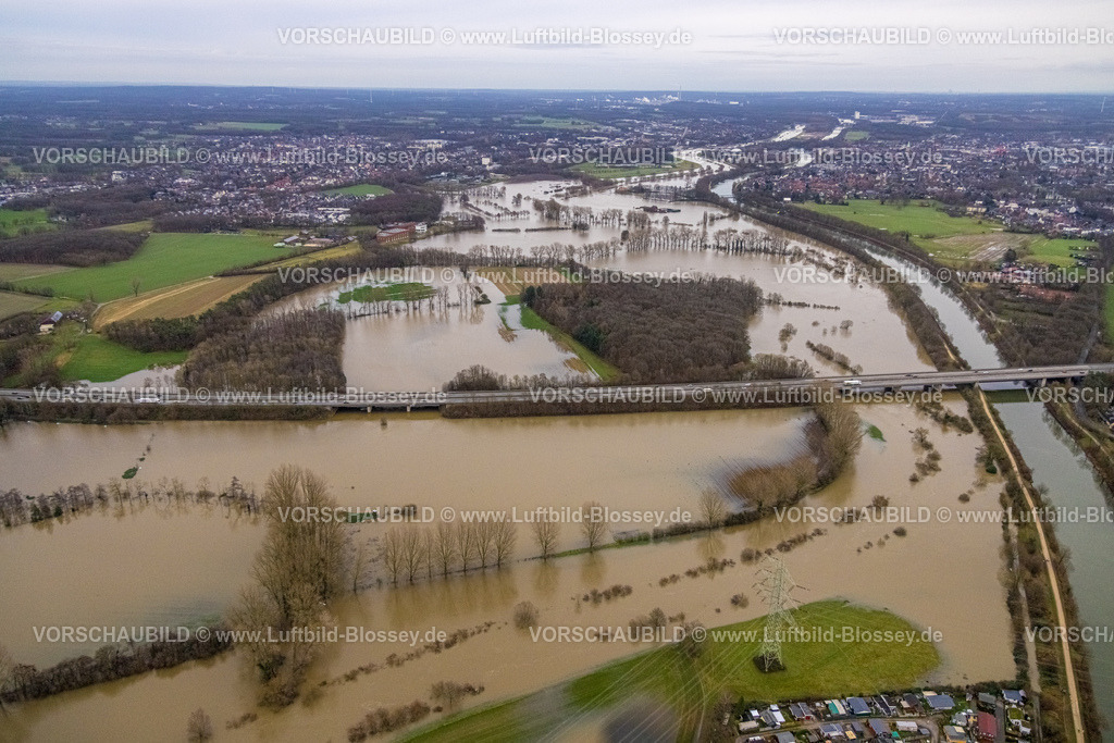 Dorsten231204184Lippe | Luftbild vom Hochwasser der Lippe, Weihnachtshochwasser 2023, Fluss Lippe tritt nach starken Regenfällen über die Ufer, Überschwemmungsgebiet am Gut Haus Hagenbeck, Brücke der Autobahn A31 über die Lippeaue Holsterhausen, Wesel-Datteln-Kanal, Östrich, Dorsten, Ruhrgebiet, Nordrhein-Westfalen, Deutschland