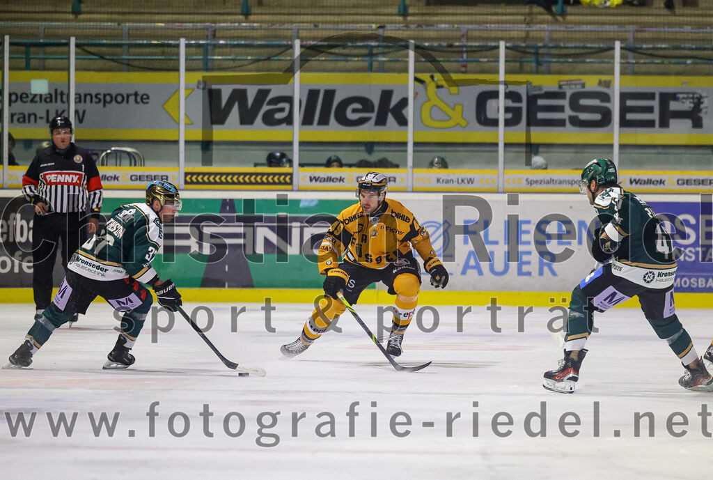 2025-11-02_041_TSV_Erding_gegen_EV_Fuessen | Erding, Deutschland, 02.11.2025:Eishockey, Oberliga Süd 2025 / 2026, 15. Spieltag, TSV Erding gegen EV Füssen, Endergebnis: 2:6Thomas Matheson (Erding Gladiators, #37), Felix Linden (EV Füssen, #49), Marco Pfleger (Erding Gladiators, #47)Foto: Christian Riedel / fotografie-riedel.net
