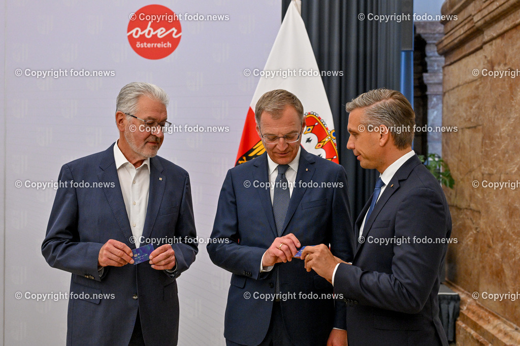 Pressekonferenz Land Ooe_ Start Sachleistungskarte fuer AsylwerberInnen in Ooe_ 03.06.2024-8 | 03.06.2024, Linz, AUT, Pressekonferenz Land Ooe, Start Sachleistungskarte fuer AsylwerberInnen in Ooe, im Bild Walter Aichinger (Praesident des Roten Kreuz Ooe), LH Thomas Stelzer (VP, Landeshauptmann Ooe), LR Wolfgang Hattmannsdorfer (VP)