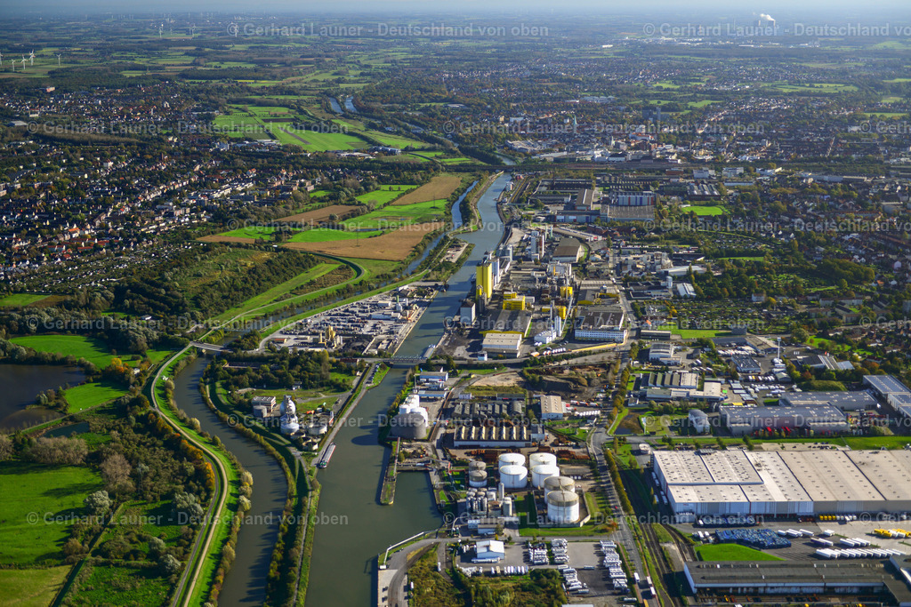 3491453 | Stadthafen HammDer Stadthafen Hamm ist ein trimodales Logistikzentrum und liegt am Datteln-Hamm-Kanal in der nordrhein-westfälischen Stadt Hamm. Er ist der zweitgrößte öffentliche Kanalhafen der Bundesrepublik Deutschland. Betreiber ist die Hafen Hamm GmbH, eine Tochter der Stadtwerke Hamm GmbH