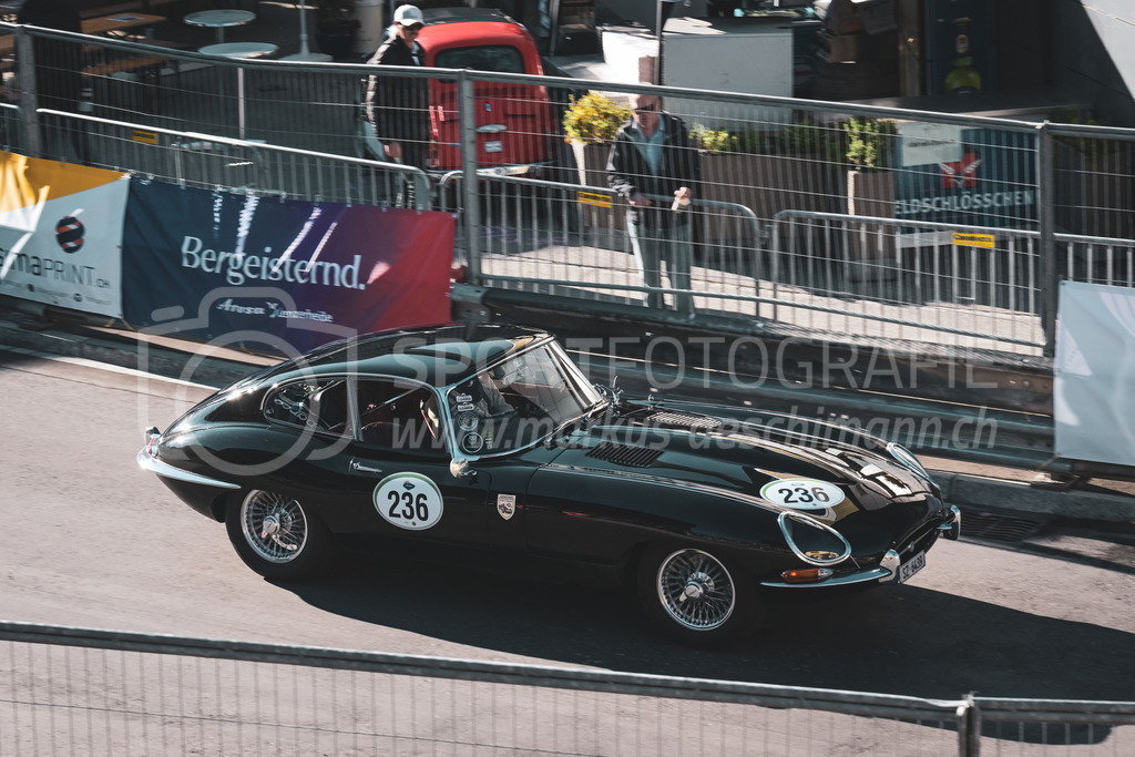 21. Arosa ClassicCar 2025 - 6. =September= 2025 | Renald Egloff aus Küssnacht (SUI) in einem Jaguar XKE/E-Type Coupé aus dem Jahre 1964 mit Startnummer 236 am Arosa ClassicCar 2025 in der Kategorie Classic Trophy..@arosaclassiccar, @arosa.official, #arosaclassiccar, #arosa, #76curves, #classiccarBild: Sportfotografie Markus Aeschimann | www.markus-aeschimann.ch - Realisiert mit Pictrs.com