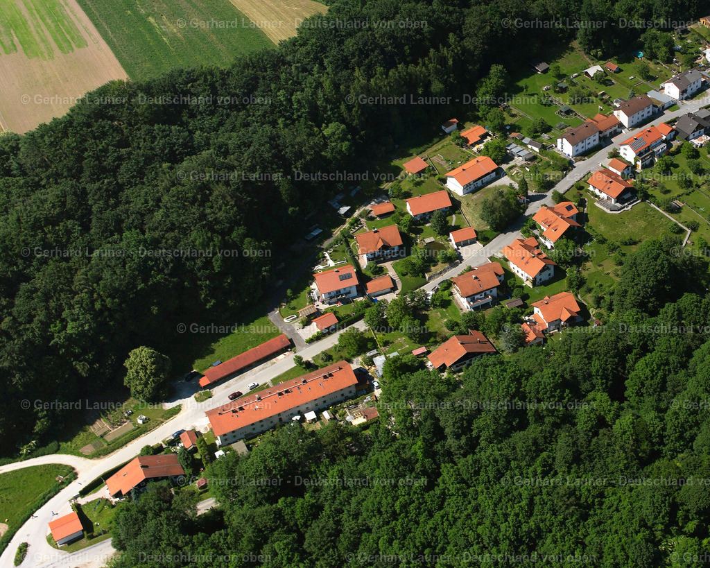 2600886 | OBERSCHROFFEN 09.06.2006 Wald- Gebiete und Forstflächen umsäumen das Siedlungsgebiet des Dorfes in Oberschroffen im Bundesland Bayern, Deutschland // Village - view on the edge of forested areas in Oberschroffen in the state Bavaria, Germany Foto: Gerhard Launer