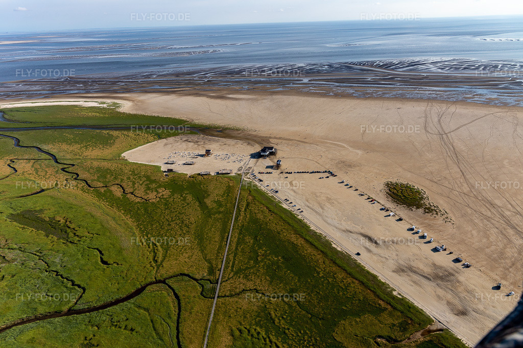 Luftbild: Sandstrand- Landschaft an der Nordsee - Küste im Ortsteil Sankt Peter-Ording Parkplatz und Gastronomie Die Seekiste im Ortsteil Böhl-Süderhöft in Sankt Peter-Ording im Bundesland Schleswig-Holstein in Deutschland. Foto: IMG_0007201.jpg vom 10.07.2021 durch Werner Riehm/FLY-FOTO.de