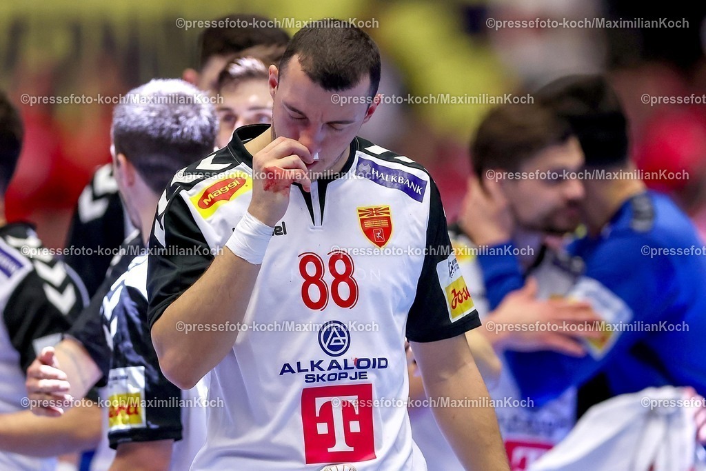EHF20012601073 | 20.01.2026, Handball, Men's EHF EURO 2026, Nordmazedonien - Rumänien, Jyske Bank Boxen in Herning, Dänemark, Preliminary Round:  Pavle Atanasijevikj (North Macedonia #88) verletzt mit Tamponage in der Nase