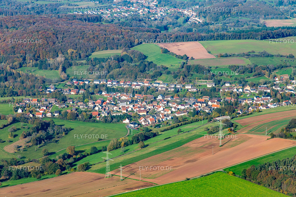 Weiler von Süden | Luftbild: Weiler von Süden im Ortsteil Schmittweiler in Schönenberg-Kübelberg im Bundesland Rheinland-Pfalz in Deutschland. Foto: IMG_143862.jpg vom 27.10.2024 durch ©2025 Werner Riehm fly-foto.de/copyright - Realisiert mit Pictrs.com