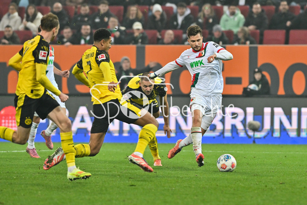 FC Augsburg - Borussia Dortmund | AUGSBURG, GERMANY - Jobe BELLINGHAM (Borussia Dortmund 7) against Elvis REXHBECAJ (FC Augsburg 8) during the bundesliga match between FC Augsburg vs. Borussia Dortmund on matchday 9 at WWK Arena on October 31, 2025 in Augsburg, Germany / DFL REGULATIONS PROHIBIT ANY USE OF PHOTOGRAPHS AS IMAGE SEQUENCES AND/OR QUASI-VIDEO