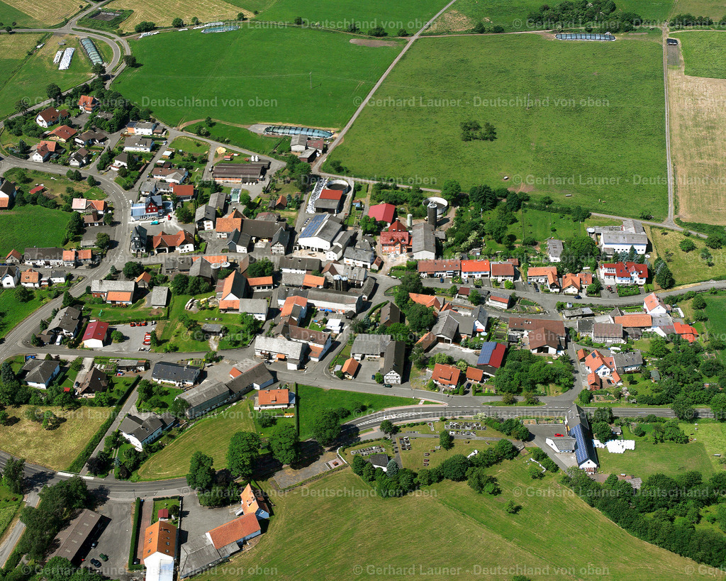 2614749 | OBER-SEIBERTENROD 09.06.2006 Landwirtschaftliche Nutzflächen und Feldgrenzen  umsäumen das Siedlungsgebiet des Dorfes in Ober-Seibertenrod im Bundesland Hessen, Deutschland // Agricultural land and field boundaries surround the settlement area of the village  in Ober-Seibertenrod in the state Hesse, Germany Foto: Gerhard Launer