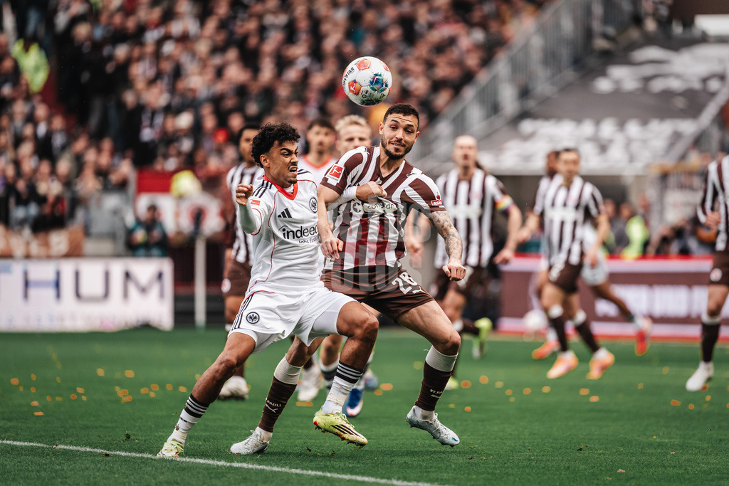 Fußball | Männer | Saison 2025/2026  | Fußball-Bundesliga | 25. Spieltag | FC St. Pauli vs. Eintracht Frankfurt | 08.03.2026 | v.l. Nathaniel Brown (#21, Eintracht Frankfurt) gegen Mathias Pereira Lage (#28, FC St. Pauli)