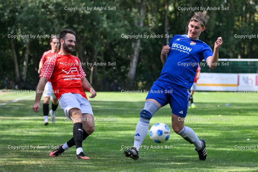 SSG Rot-Schwarz Kiel vs SpVg Eidertal Molfsee | Finn Hendrik Logemann (Kiel #25) vs Tom Bräsch (Molfsee #3) / Fußball-Landesliga Schleswig Männer 2026/2027 / SSG Rot-Schwarz Kiel vs SpVg Eidertal Molfsee / Sportplatz Meimersdorf / Kiel / 09.08.26 - Realisiert mit Pictrs.com
