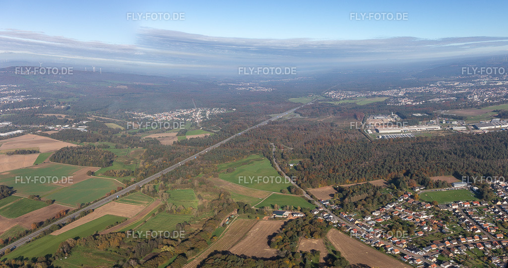 Verlauf der Autobahn A6 zwischen Kirkel und Bexbach | Luftbild: Verlauf der Autobahn A6 zwischen Kirkel und Bexbach im Ortsteil Altstadt in Kirkel im Bundesland Saarland in Deutschland. Foto: IMG_143836-Pano.jpg vom 27.10.2024 durch ©2025 Werner Riehm fly-foto.de/copyright - Realisiert mit Pictrs.com