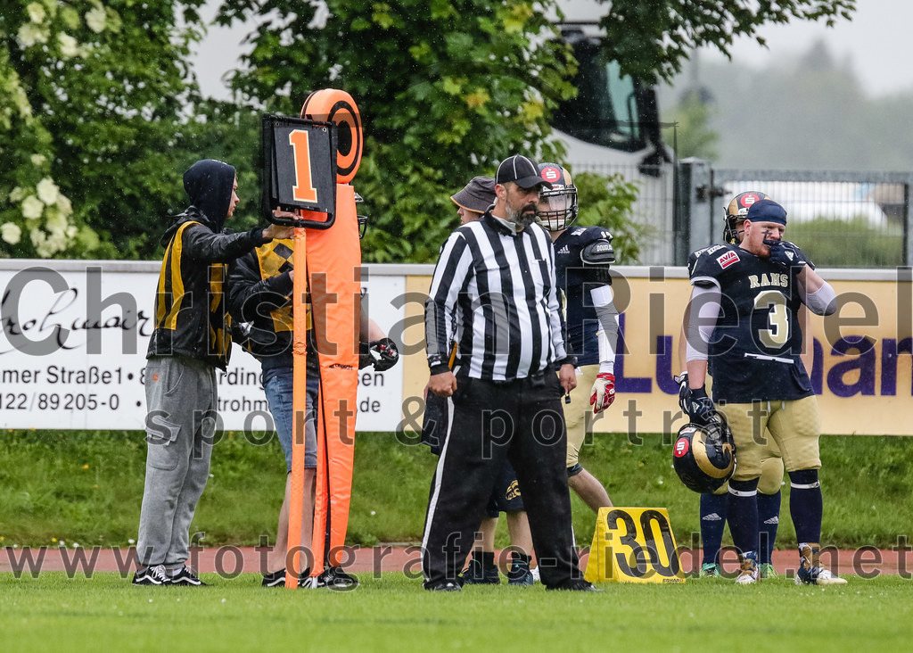 2022-05-29_004_Erding_Bulls_gegen_Nuernberg_Rams | Erding, Deutschland, 29.05.2022:
Fußball, Regionalliga 2022, 5. Spieltag, Erding Bulls gegen Nürnberg Rams, Endergebnis: 10:16

Foto: Christian Riedel / fotografie-riedel.net