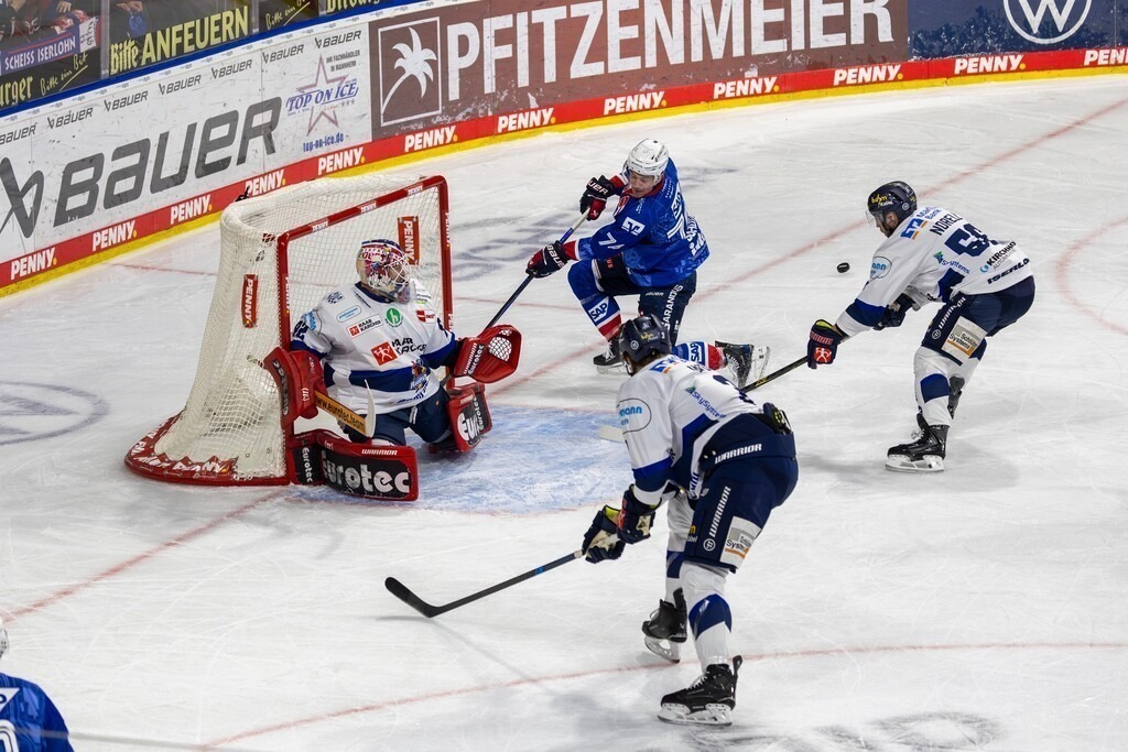 DEL, Deutsche Eishockey Liga Saison 2025/26, 29. Spieltag: Adler Mannheim Iserlohn Roosters | DEL, Deutsche Eishockey Liga Saison 2025/26, 29. Spieltag: Adler Mannheim Iserlohn Roosters***Bild: Gute Chance für Mannheim, aber Justin Schütz (74) verpasst den Puck - Realisiert mit Pictrs.com