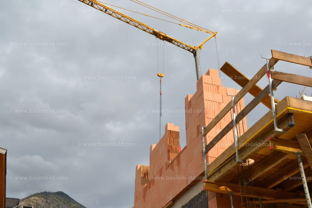 Ziegelmauerwerk mit Baukran | Aufgehendes Ziegelmauerwerk, dahinter Baukran