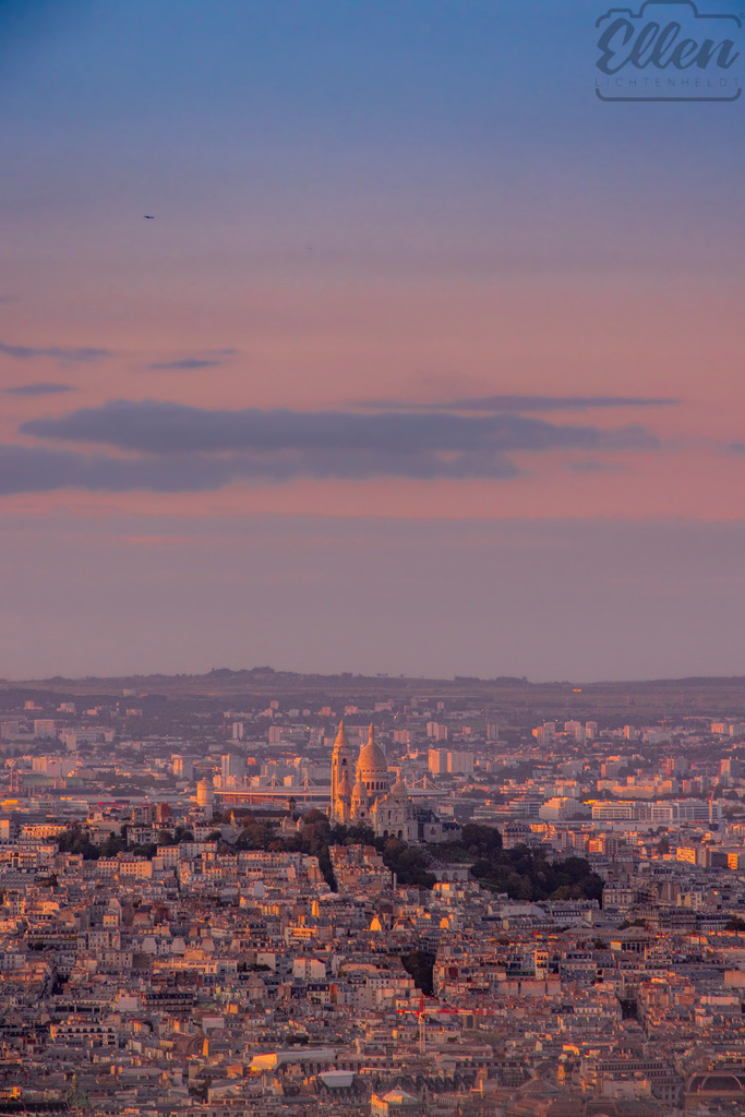 Evening over Montmartre | The last light of day lingers over Paris, caressing the domes of Sacré-Cœur. From the hill of Montmartre, the city stretches endlessly — glowing in the gentle hues of evening calm. - Realisiert mit Pictrs.com