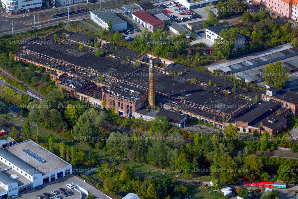4040161 | LEIPZIG 14.09.2020 Ruine der Gebäude und Hallen der ehemaligen Weberei und Jutespinnerei Tränkner und Würker der "VEB Texafol" an der Lützner Straße im Ortsteil Neulindenau in Leipzig im Bundesland Sachsen, Deutschland. // Ruin the buildings and halls of the the former weaving mill and jute spinning mill Traenkner und Wuerker of "VEB Texafol" on Luetzner Strasse in the district Neulindenau in Leipzig in the state Saxony, Germany. Foto: Gerhard Launer