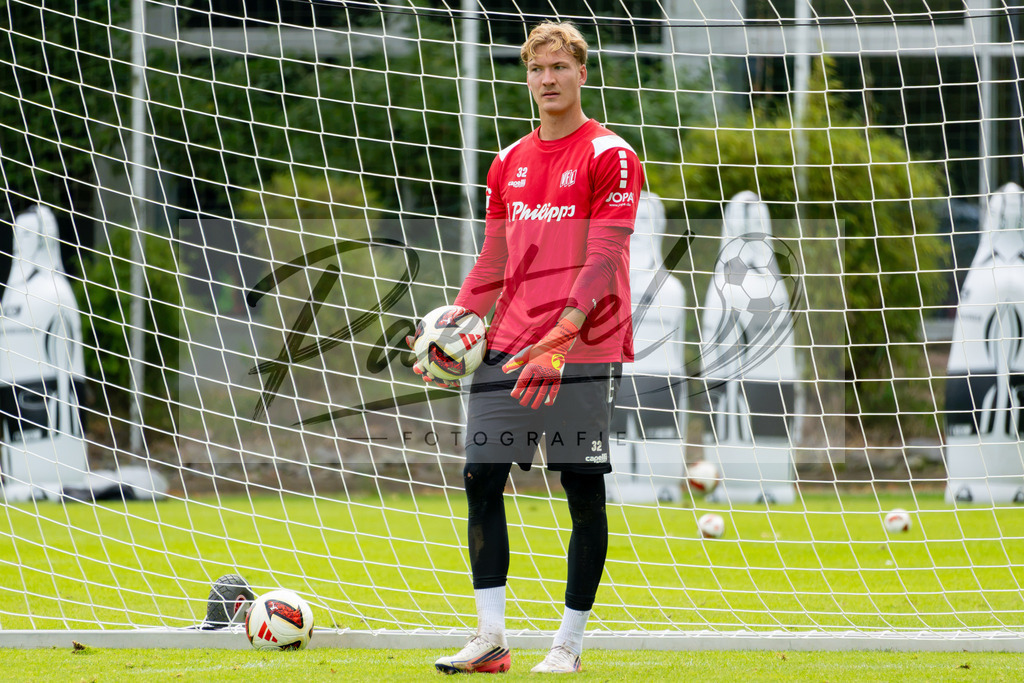 20260909_TRAOSN_0468 | Fußball, Herren: Torhüter Jonas Krumrey (VfL Osnabrück) in Aktion, am Ball, Einzelaktion beim Training des VfL Osnabrück am 09.09.2026 im Sportpark Illoshöhe in Osnabrück, Deutschland.(Foto von Nico Paetzel) - Realisiert mit Pictrs.com