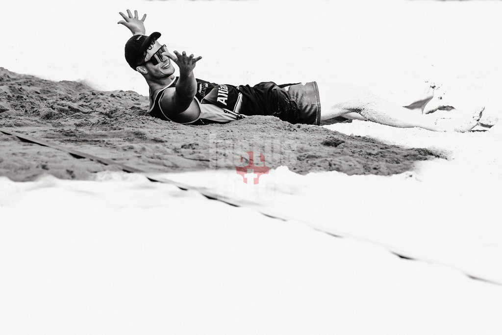 Beachvolleyball | Männer | Deutsche Meisterschaften 2025 Timmendorfer Strand | 07.09.2025 | Sven Winter jubelt am Boden Schwarz Weiß