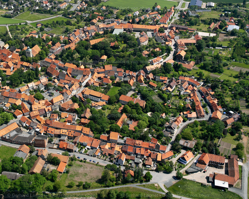 2638166 | HORNBURG 09.06.2006 Landwirtschaftliche Nutzflächen und Feldgrenzen  umsäumen das Siedlungsgebiet des Dorfes in Hornburg im Bundesland Niedersachsen, Deutschland // Agricultural land and field boundaries surround the settlement area of the village  in Hornburg in the state Lower Saxony, Germany Foto: Gerhard Launer