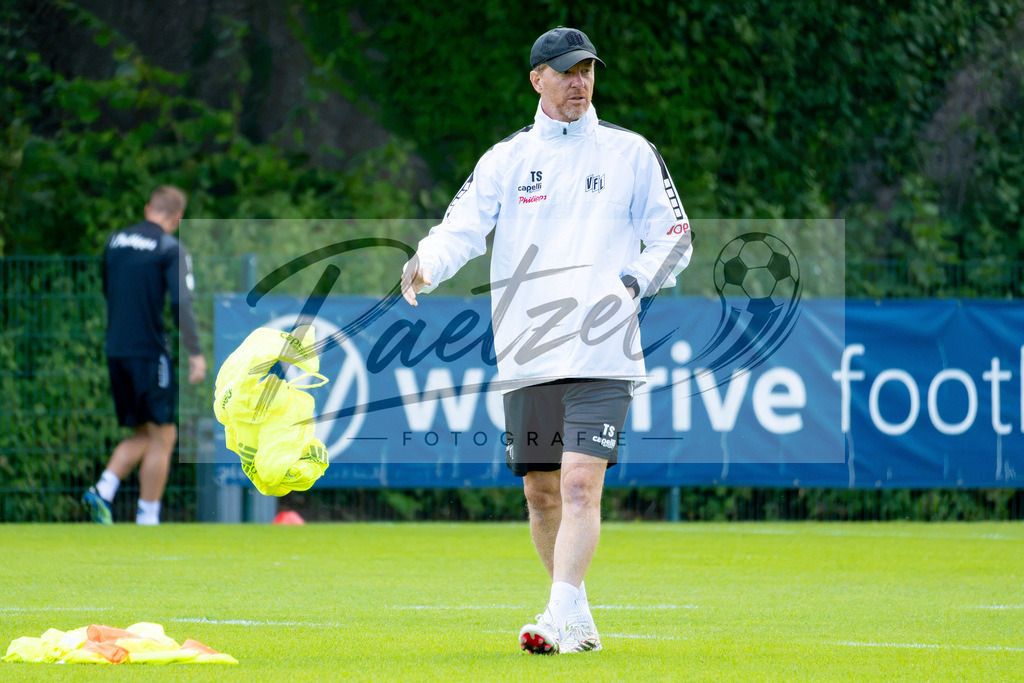20260909_TRAOSN_0878 | Fußball, Herren: Trainer Timo Schultz (VfL Osnabrück) schaut beim Training des VfL Osnabrück am 09.09.2026 im Sportpark Illoshöhe in Osnabrück, Deutschland.(Foto von Nico Paetzel) - Realisiert mit Pictrs.com
