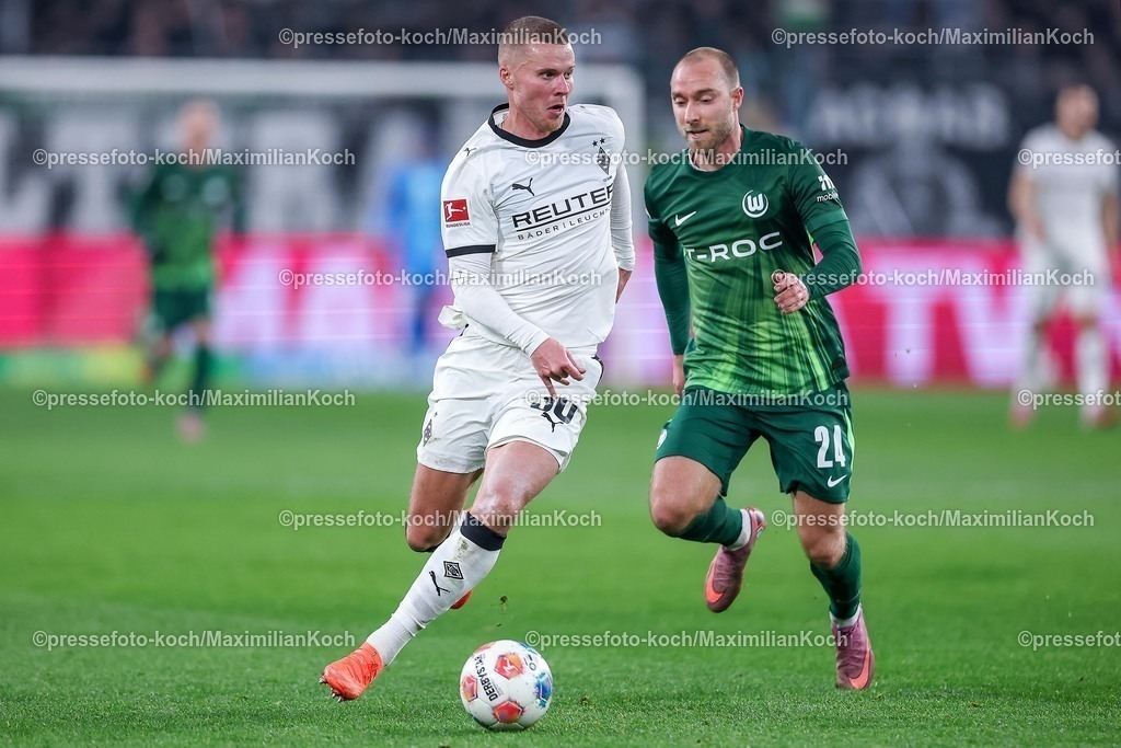 BMG13122501059 | 13.12.2025, Fußball, Borussia Mönchengladbach - VfL Wolfsburg, 1. Fußball Bundesliga, 14.Spieltag, Borussia-Park, Saison 2025 2026: Nico Elvedi&nbsp;(Borussia Mönchengladbach #30) im Zweikampf gegen  Christian Eriksen&nbsp;(VfL Wolfsburg #24)  DFB regulations prohibit any use of photographs as image sequences and or quasi-video.