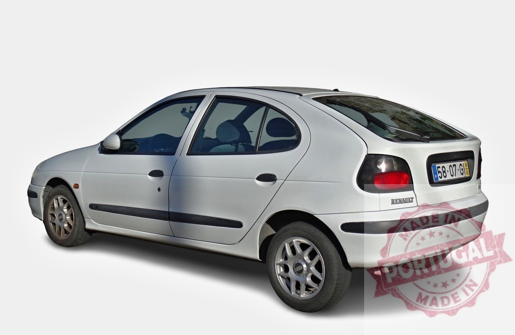 White Renault Mégane Scenic car parked on white background | White Renault Mégane Scenic car parked on a white background, seen from the back - Realisiert mit Pictrs.com
